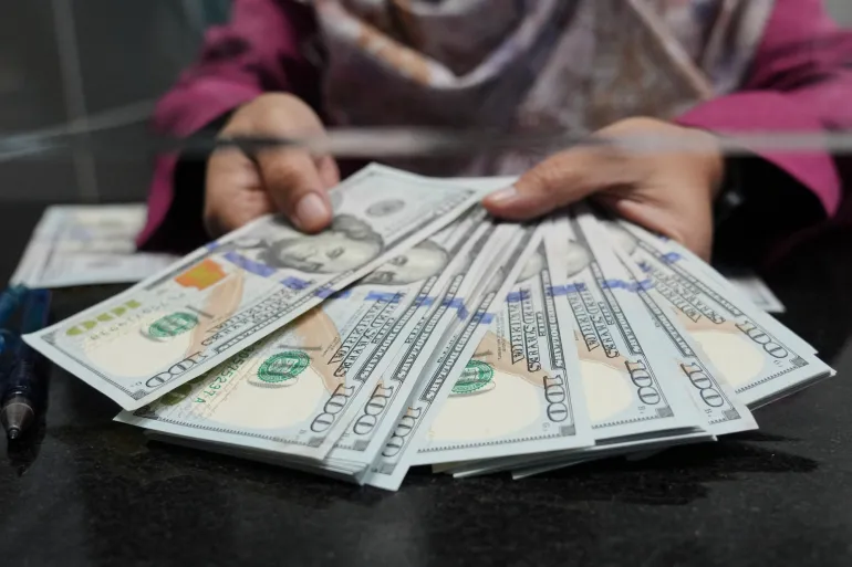 Argentina Ranks Second Worldwide for Dollars Held Outside the Financial System